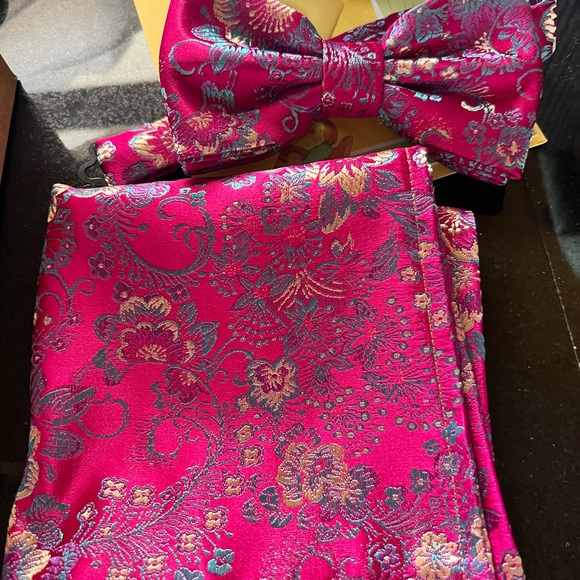 Bow tie & matching pocket square - Picture 2 of 3